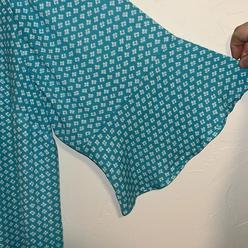 Catherines 3x 26/28W Turquoise and White Print Polyester Bell Sleeve Blouse